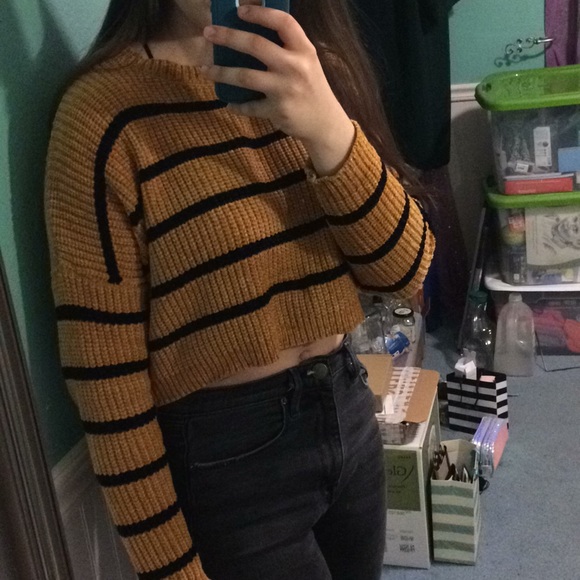 Forever 21 Sweater - Picture 2 of 3